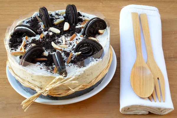 Çikolatalı kurabiye ve kremalı bisküvi ile kremalı peynirli kek.