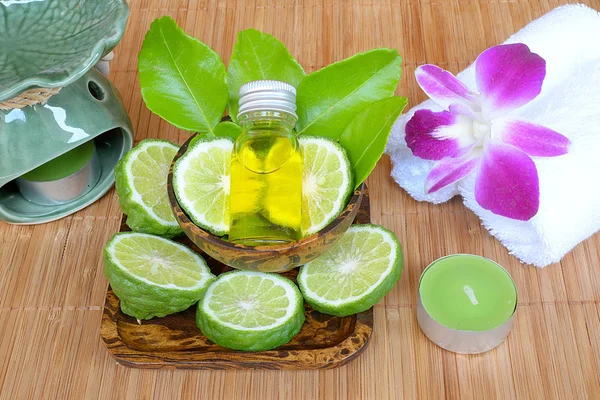 Wellness und Thai-Massage mit Kaffir-Limette — Stockfoto