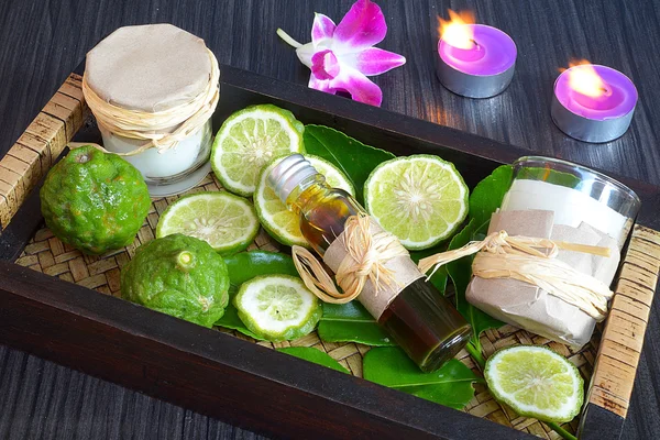 Fitoterapia tailandesa para terapia de spa com Kaffir Lime em fundo de madeira — Fotografia de Stock