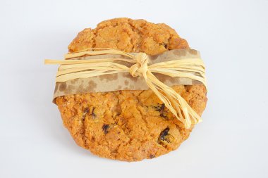 Yulaf ezmesi kuru üzüm kurabiye. Beyaz izole