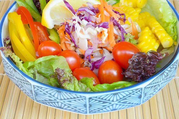 Gemischter Salat mit japanischem Dressing. — Stockfoto