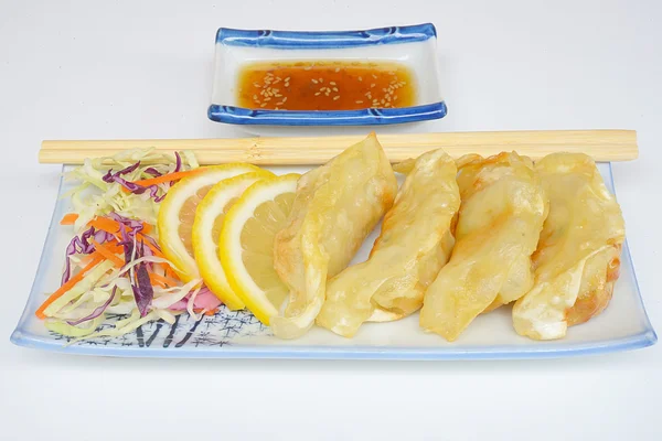 Gyoza Nourriture japonaise dans la poêle, boulettes frites aux légumes, Culture alimentaire de l'Asie — Photo