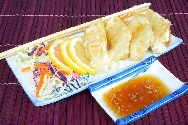 Gyoza Nourriture japonaise dans la poêle, boulettes frites aux légumes, Culture alimentaire de l'Asie — Photo