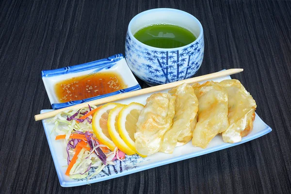 Gyoza Nourriture japonaise dans la poêle, boulettes frites aux légumes, Culture alimentaire de l'Asie — Photo