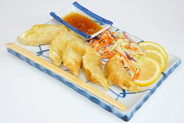 Гёза японская кухня на сковороде, жареные пельмени с овощами, культура питания Азии — стоковое фото