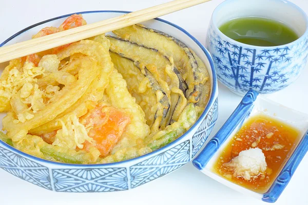 Cuisine japonaise. Tempura. Mélange de légumes frits — Photo