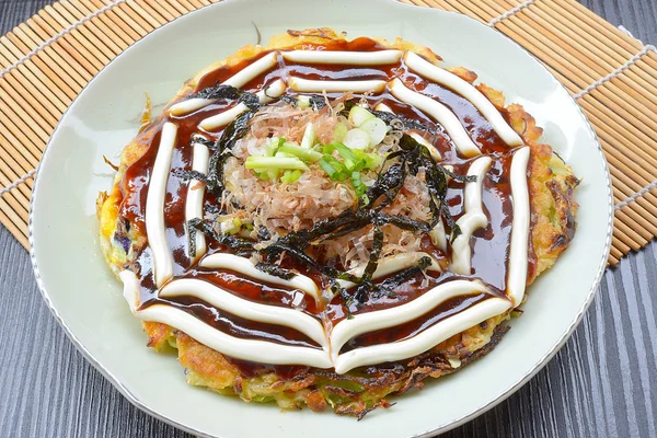 Modanyaki okonomiyaki japanses pizzy — Zdjęcie stockowe