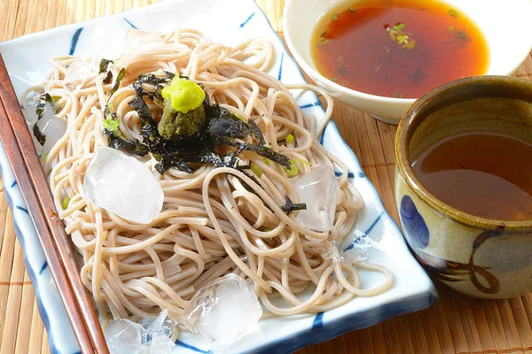 Zaru soba, лапша с нори, японская еда — стоковое фото