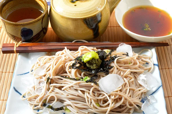 Zaru soba, tagliatelle con nori, cibo giapponese — Foto Stock