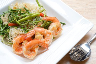 karides Raportörü kızarmış noodle