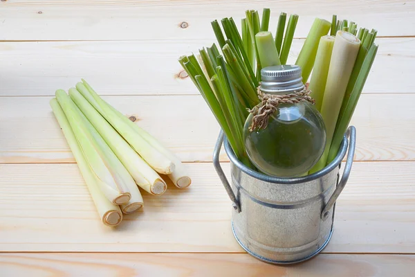 Limon esans ahşap bir masa yerleştirilir. Spa konsept.