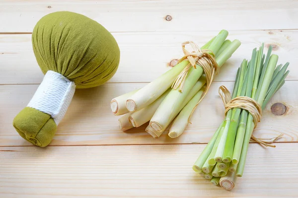 Citronella etherische olie op een houten tafel geplaatst. Spa concept. — Stockfoto