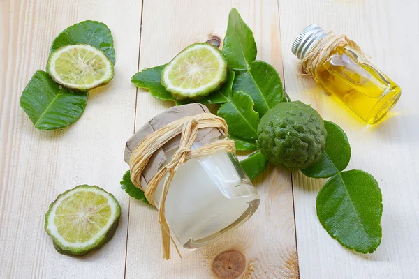 Fitoterapia tailandesa para terapia de spa com Kaffir Lime em fundo de madeira — Fotografia de Stock