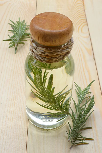 Aceite esencial de romero en una botella de vidrio — Foto de Stock