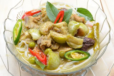 Yeşil köri tavuk ile Tayland pirinç şehriye ile kremsi Hindistan cevizi sütü