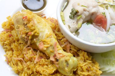 Çorba ile tavuk biryani, yakın çekim