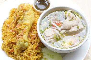 Çorba ile tavuk biryani, yakın çekim