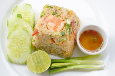 Özel karides kızarmış pilav beyaz çanak üzerinde 