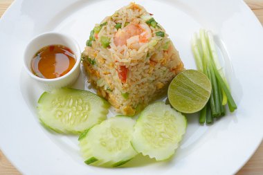 Özel karides kızarmış pilav beyaz çanak üzerinde 