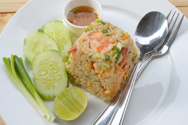 Özel karides kızarmış pilav beyaz çanak üzerinde 