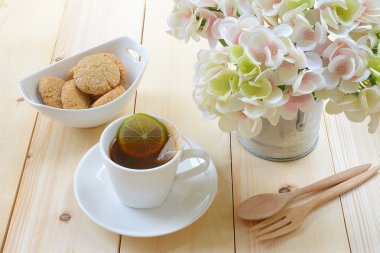 Sıcak limonlu çay yulaf kurabiye ile.