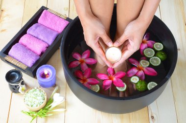 Spa & aromaterapi kaseye daldırma ayakları