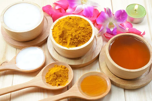Yogurt, honey, turmeric powder to scrub treatments. — Stock Photo, Image