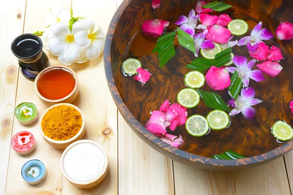 Natural flowers In a bowl spa treatments. — Stock Photo, Image
