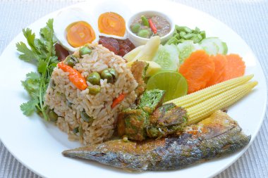 Tayland kızarmış pilav uskumru, tuzlu yumurta ve sebze ile servis