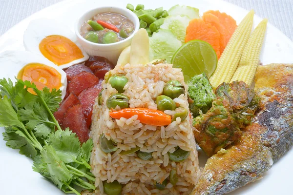 Nasi goreng Thailand disajikan dengan makarel, telur asin dan sayuran — Stok Foto