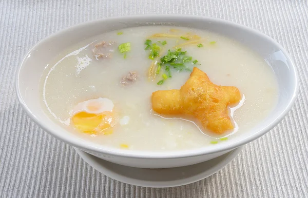 Gachas de arroz de gachas chinas tradicionales en un tazón — Foto de Stock