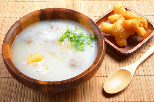 Gruau de riz au porridge chinois traditionnel dans un bol — Photo