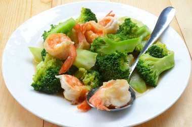 Tay gıda sağlıklı brokoli ile karides tavada kızartılmış