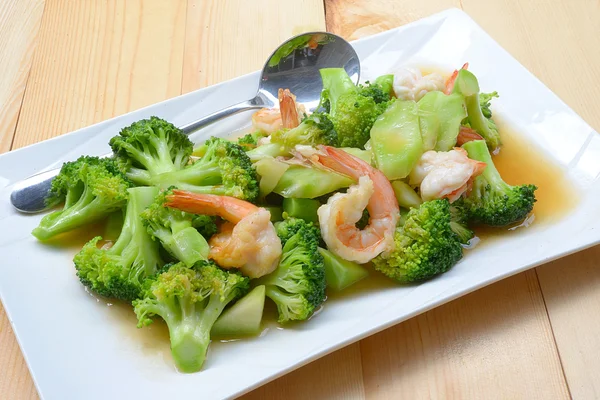 Alimentos tailandeses saudáveis brócolis frito com camarão — Fotografia de Stock
