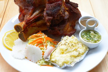 Akşam yemeği için derin kızarmış domuz knuckle.