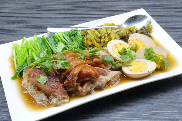 The pork leg stewed in the gravy. A favorite fast food menu of Thai food. — Stock Photo, Image