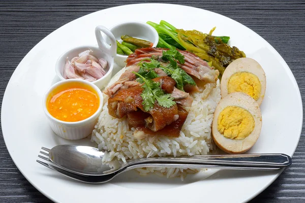 Patata de cerdo estofada sobre arroz con ajo y col rizada en vista superior —  Fotos de Stock