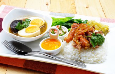 Baharatlı ekşi soslu pilav Komposto domuz bacak.