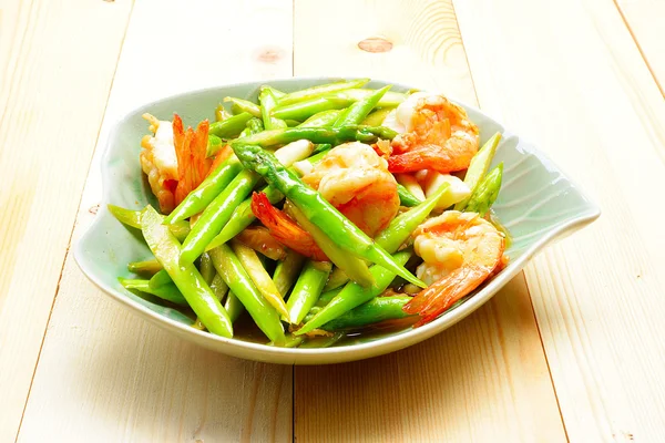 kızarmış karides ile kuşkonmaz heyecan