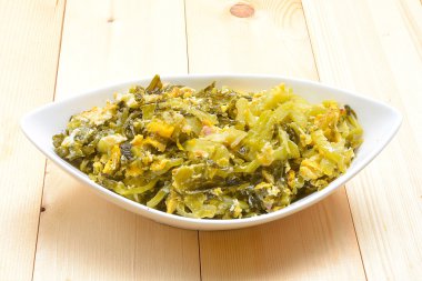 Ahşap arka plan üzerinde yumurta Fried sorununla,