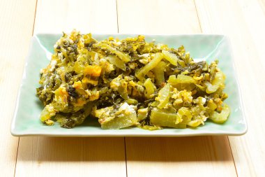 Ahşap arka plan üzerinde yumurta Fried sorununla,