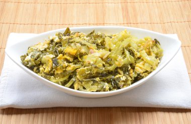 Ahşap arka plan üzerinde yumurta Fried sorununla,