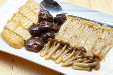 İstiridye sosu, Tayland ile üç mantar karıştırın