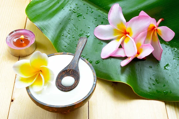 Spa yogurt for natural skin. — Stock Photo, Image