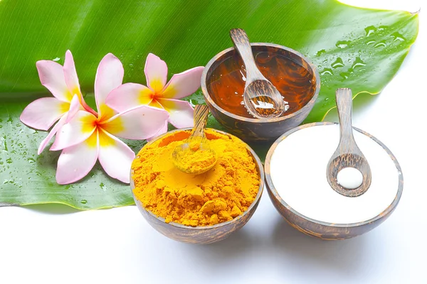 Zerdeçal tozu yoğurt ve cilt sağlığı için bal ile yüz maskesi.