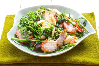 Fried su Minosa gevrek domuz eti ile