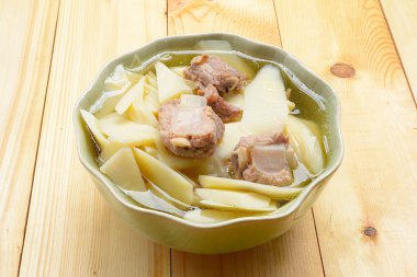 Bambu sürgün domuz ile haşlanmış