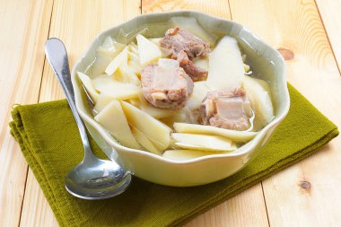 Bambu sürgün domuz ile haşlanmış