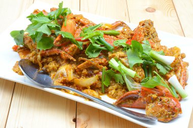 Sarı köri içinde kızartılmış Yengeç.