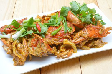 Sarı köri içinde kızartılmış Yengeç.